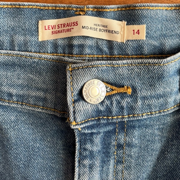 Levi's Relaxed Mid-Rise Boyfriend Jeans in Light Blue Denim NWT Women’s size 14 - Picture 3 of 5